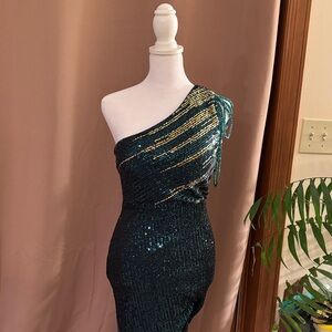 Glamorous One-Shoulder Sequin Dress in Green and Gold Sz M